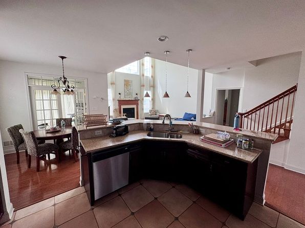 10 Barton Dr, Hightstown, NJ 08520