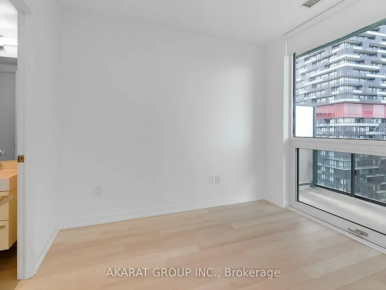 39 Roehampton Ave #2407 — Photo 18