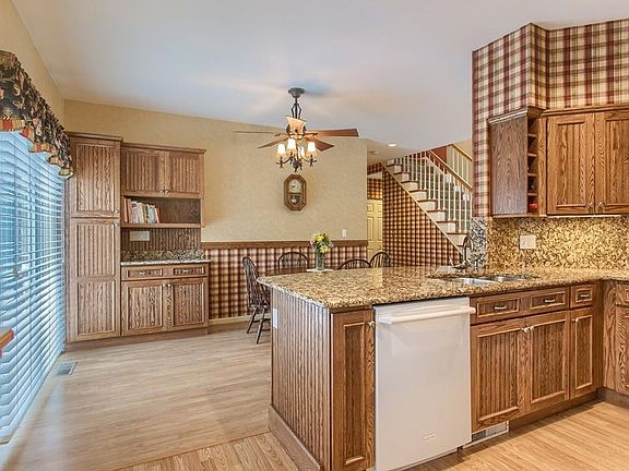 2nd image of 15 Lilacwood Cir