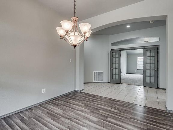 5th image of 602 Azalea Dr