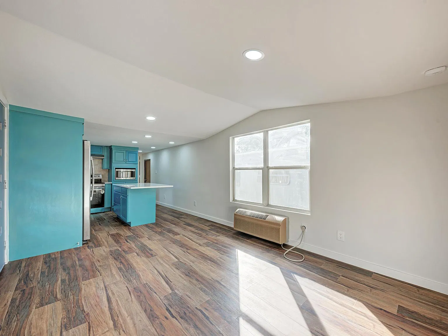 2 bed, 1.0 bath, 552 sqft, $1,800 — Photo 3
