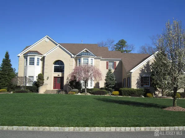 329 Valley View Cir, Freehold, NJ 07728