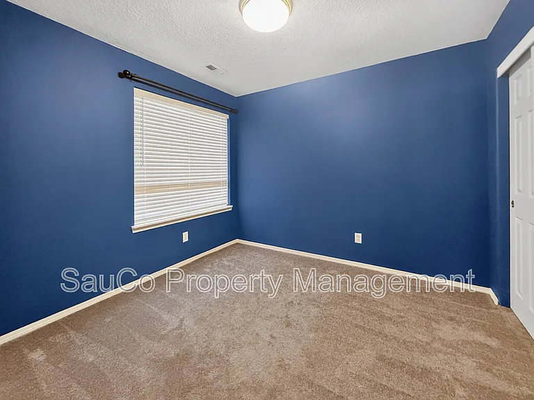 948 SE Elina Ave — Photo 4