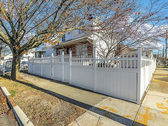 3rd image of 211 Quintard St