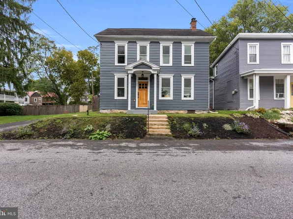 37 High St, Boiling Springs, PA 17007