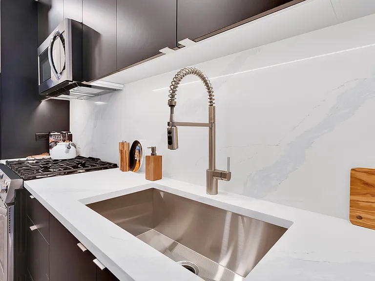 Single basin sink with pull down sprayer