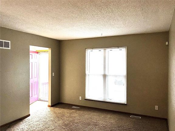 3rd image of 834 Lakeview Dr