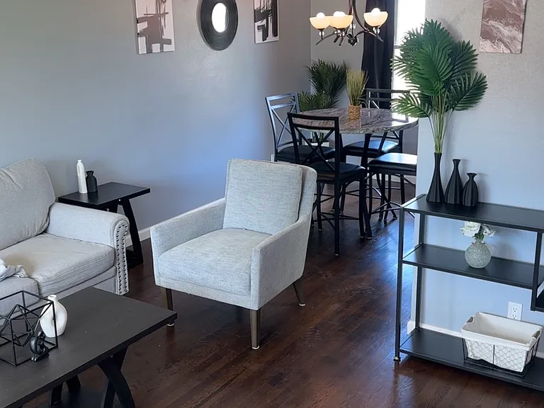 10819 Edgecliffe Dr — Photo 1
