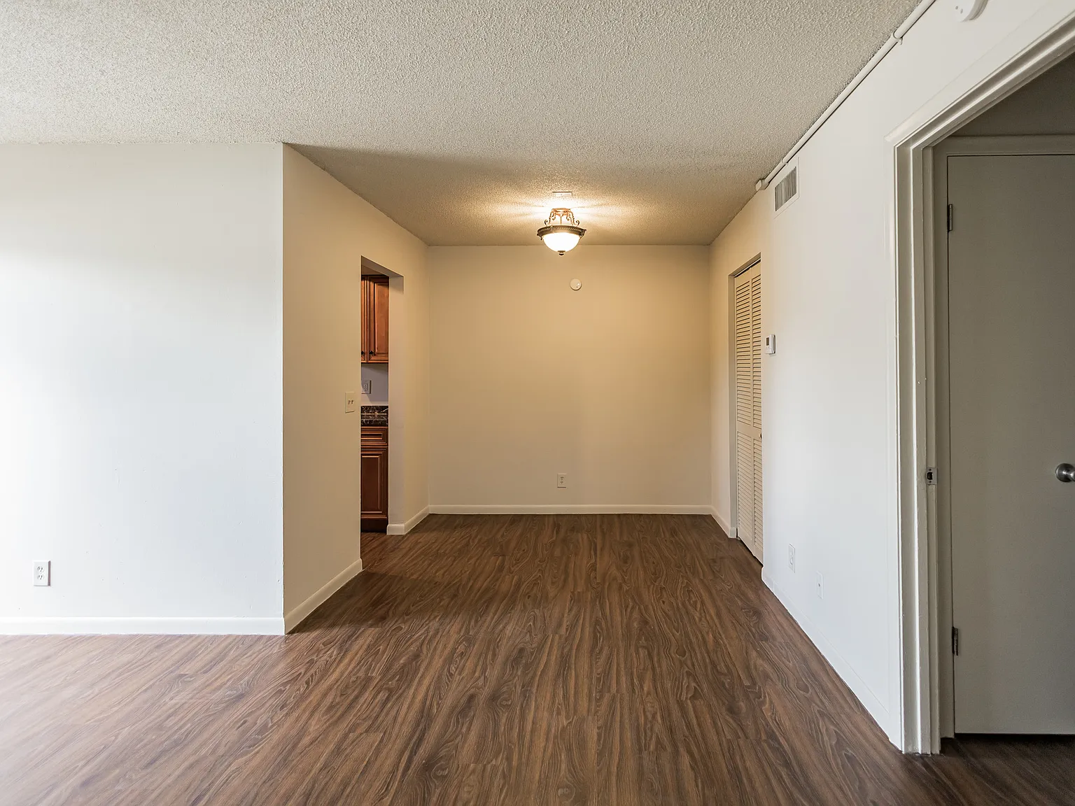 2202 SE 3rd St — Photo 3