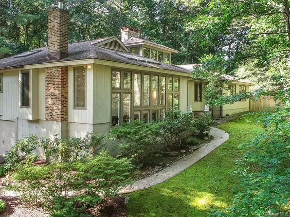 27 Rock Hill Road, Woodbridge, CT 06525