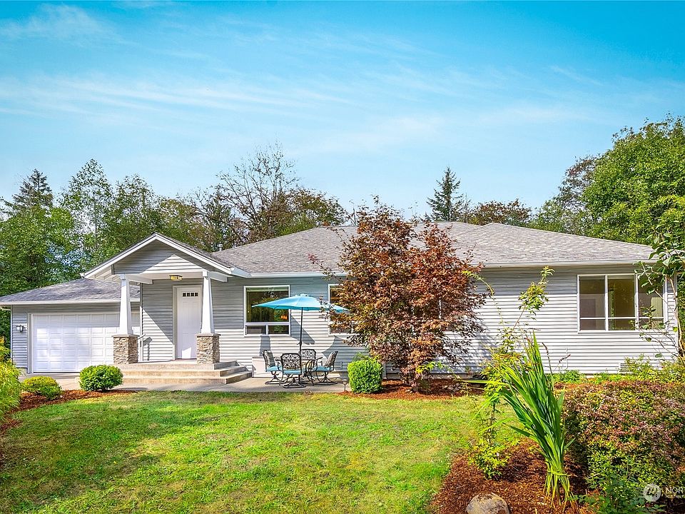 Welcome to this lovely rambler, nestled in a lush landscape, with territorial views.>