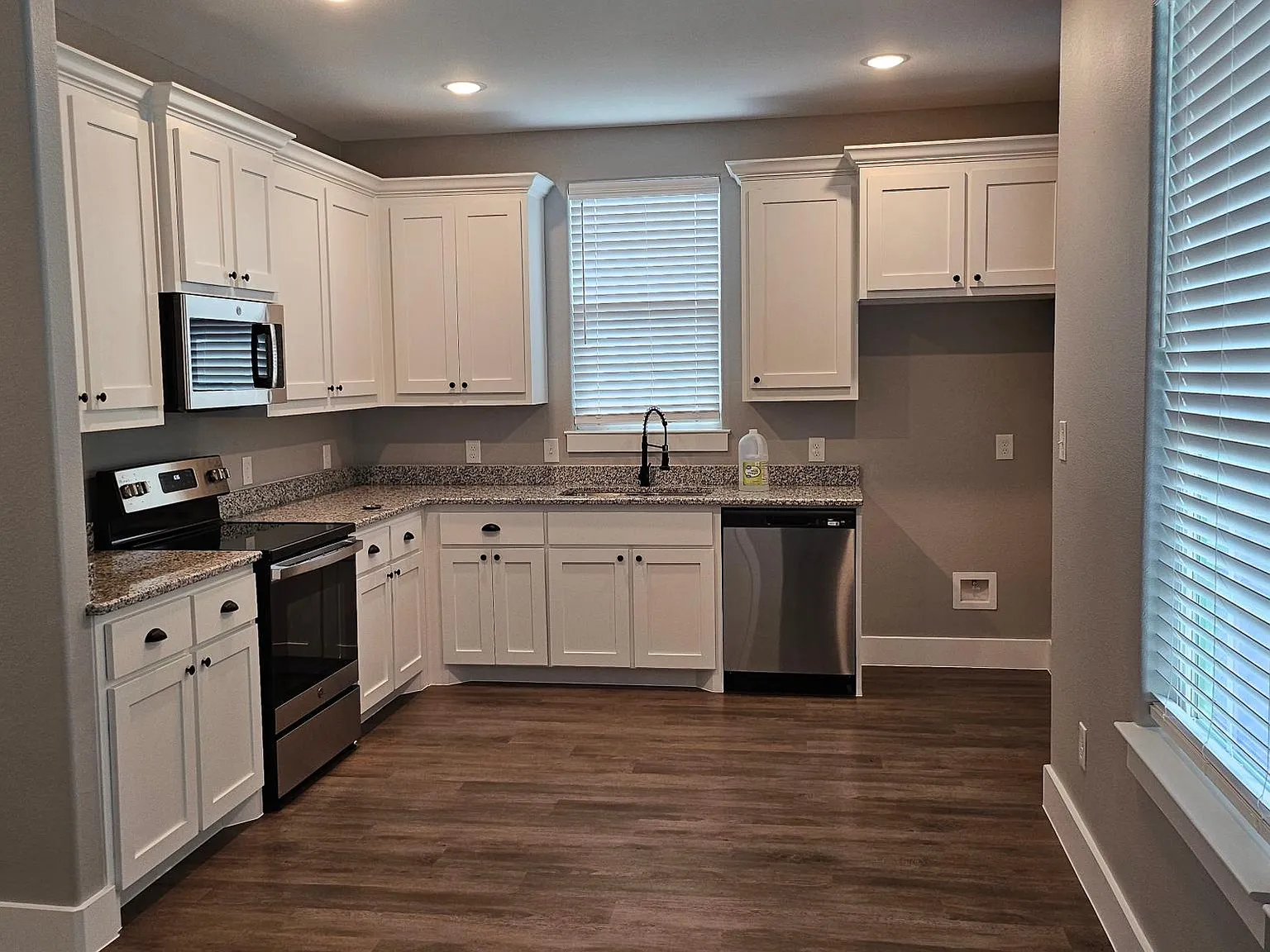 931 W Elm St — Photo 4
