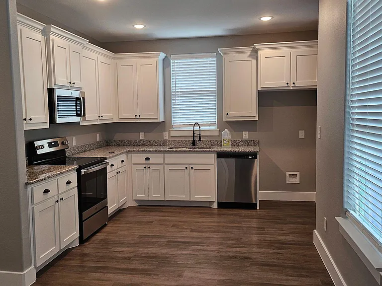 931 W Elm St — Photo 4