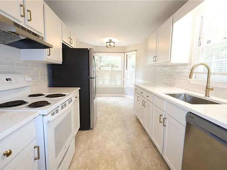 1359 Oakengate Dr — Photo 6