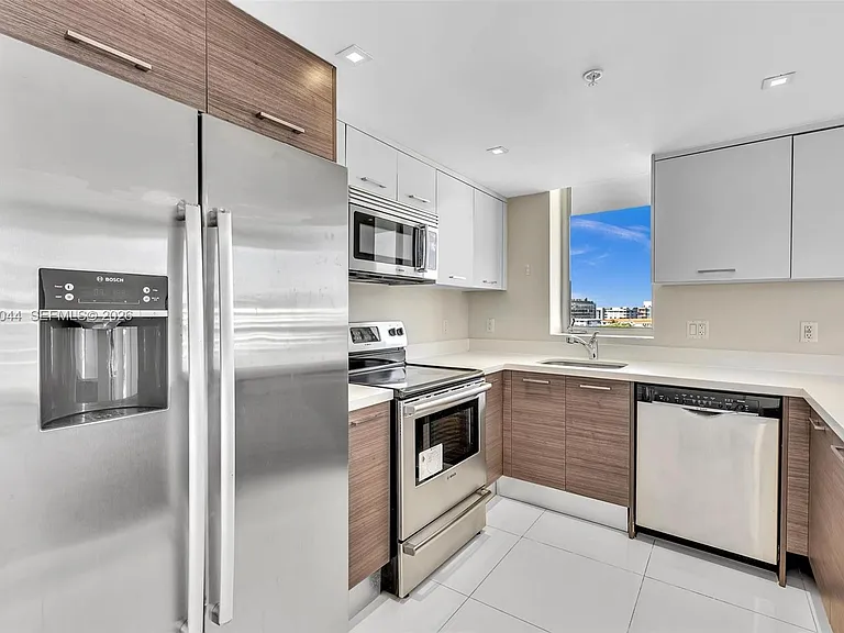 9901 E Bay Harbor Dr #803 — Photo 4
