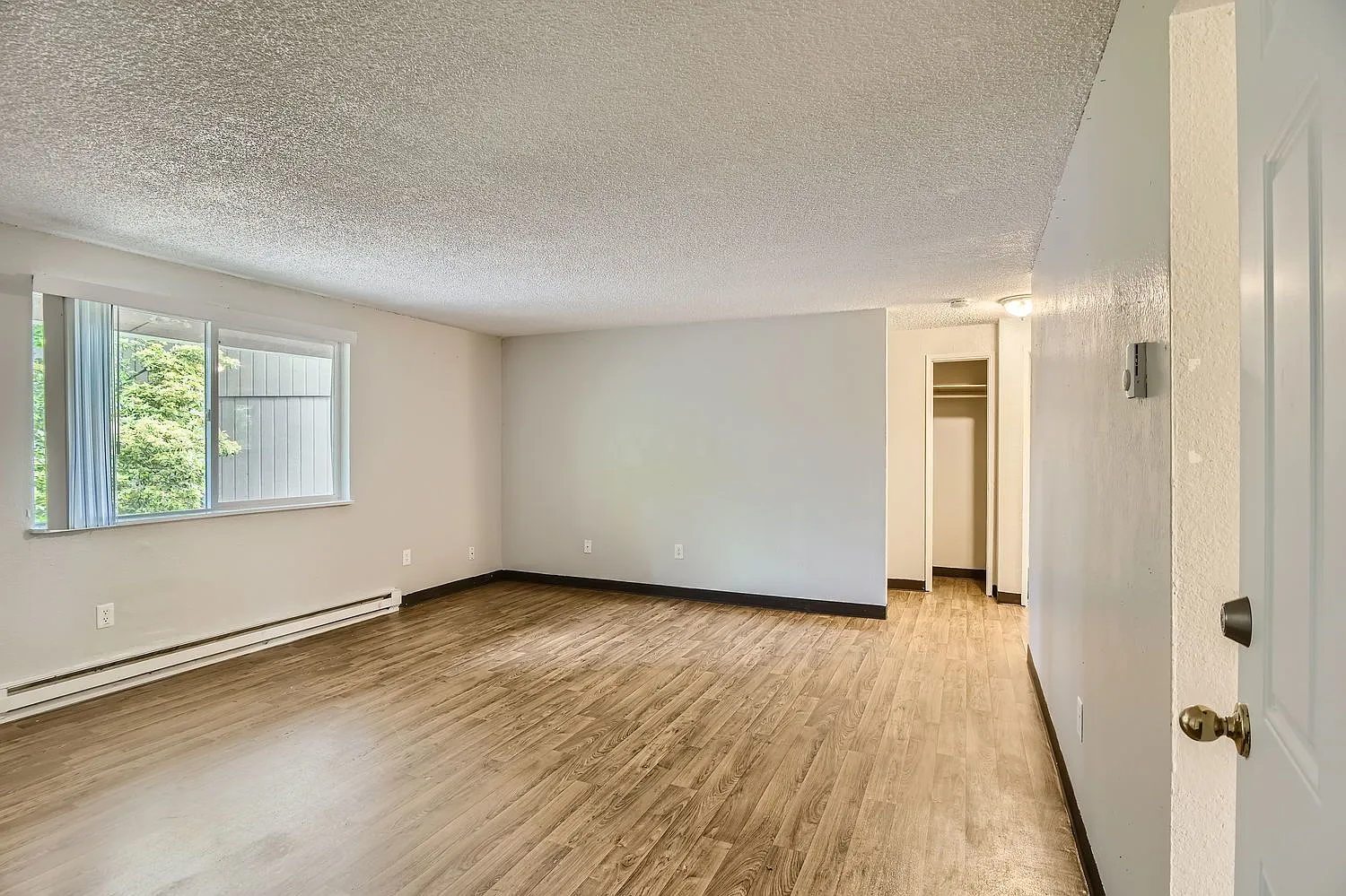 2 bed, 1.0 bath, 875 sqft, $1,245 — Photo 1