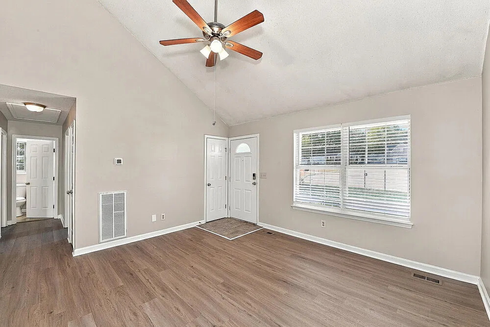 3 bed, 2.0 bath, 1166 sqft, $1,935 — Photo 4