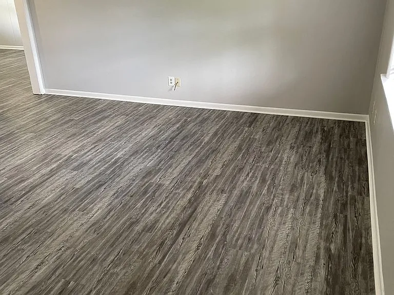 607 College St SW — Photo 2