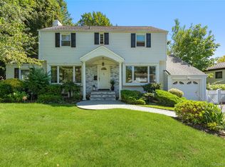 6 Overhill Ln, Roslyn, NY 11576