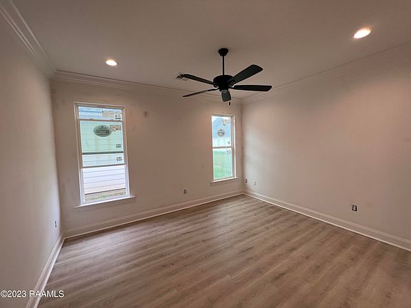 5th image of 301 Berchman Oaks Dr