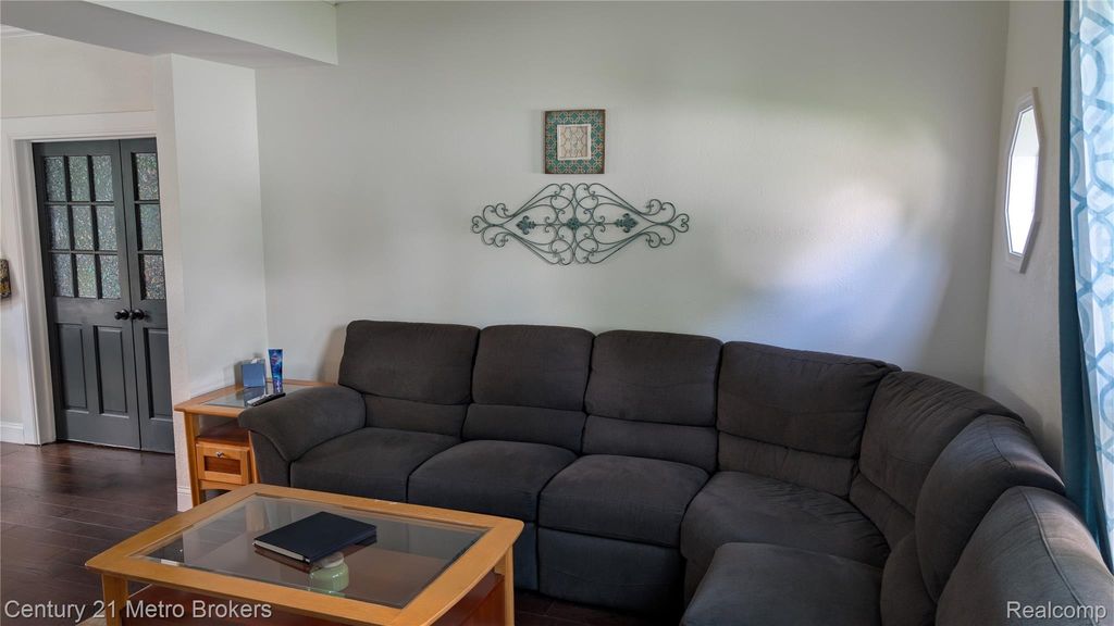 301 Mill St, Flushing, MI - View 6