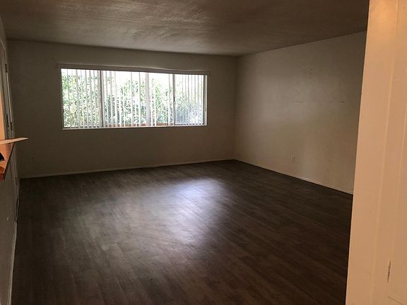 Entry/ Living room