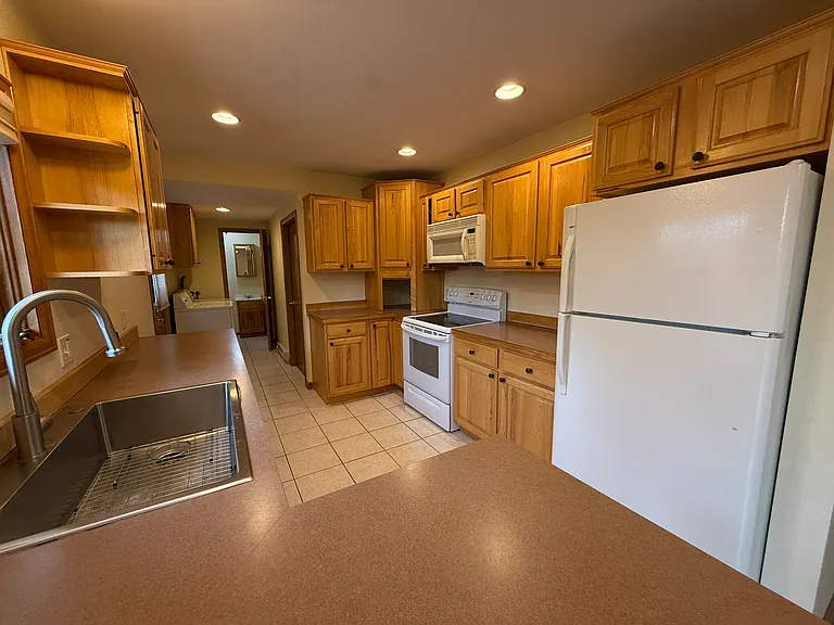 409 Clover Cir — Photo 8