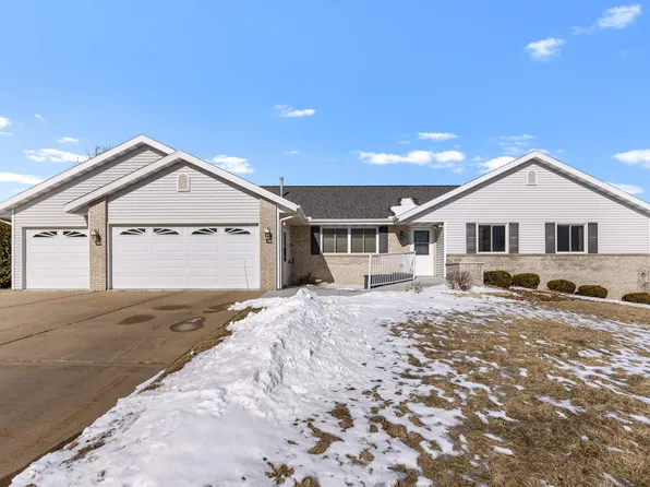 105 Rollin Dr, Lena, IL 61048