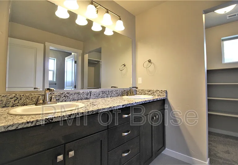 2080 S Hills Ave — Photo 14