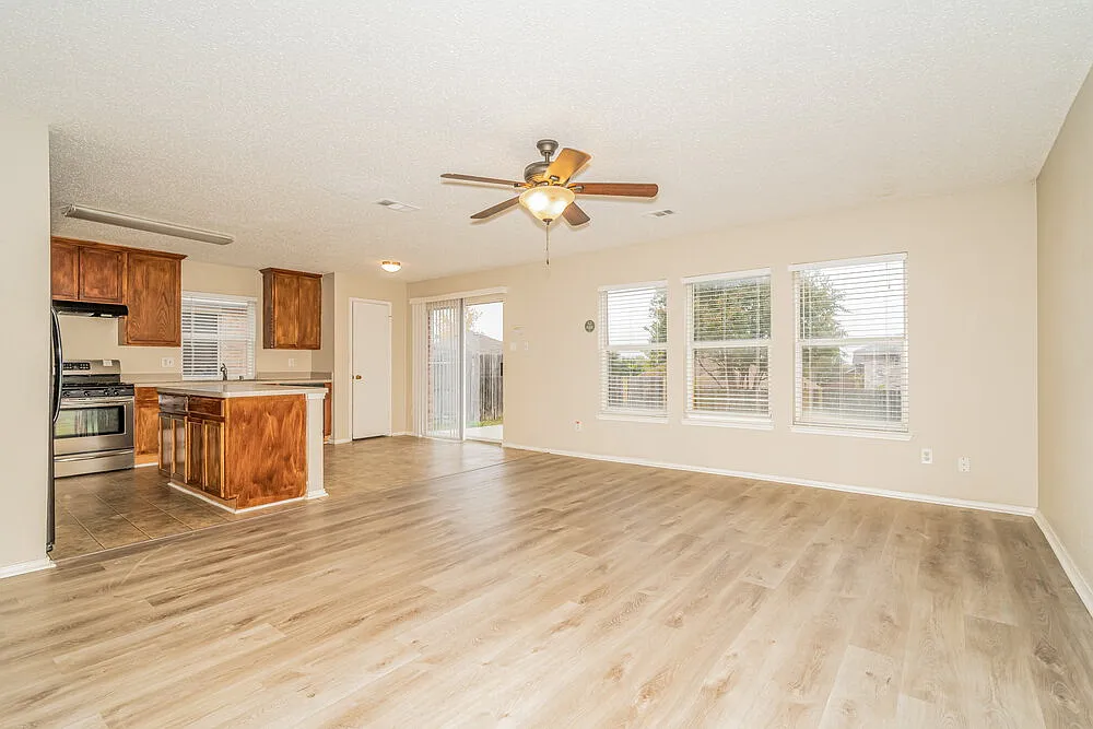 4 bed, 2.0 bath, 2465 sqft, $2,610 — Photo 3