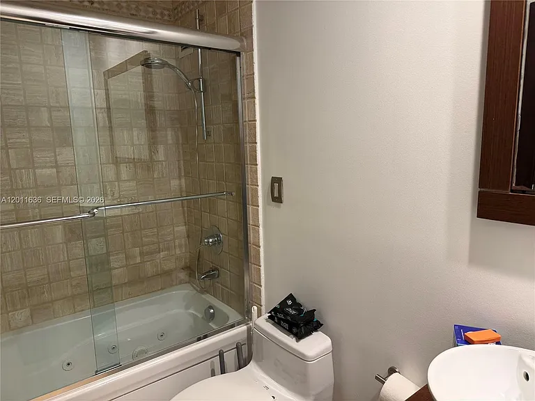 2301 Collins Ave #5 — Photo 8