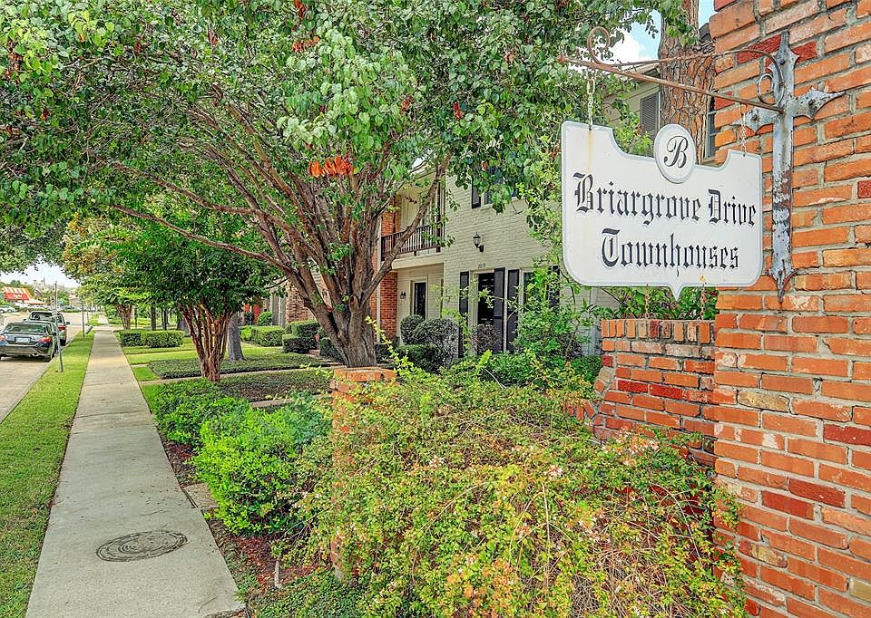 Briargrove Drive Townhomes is nestled in a prime location right outside the galleria, easy access to shopping and dining.