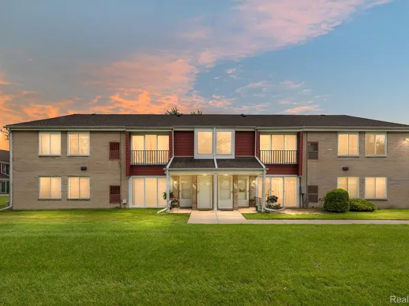 307 Sunset Ln, Saint Clair Shores, MI 48082