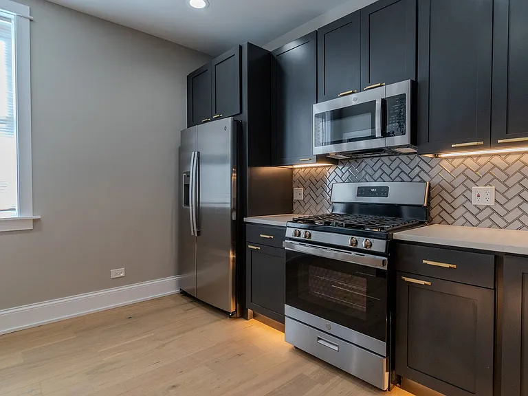 Pf Arg 5400 N. Paulina — Photo 2