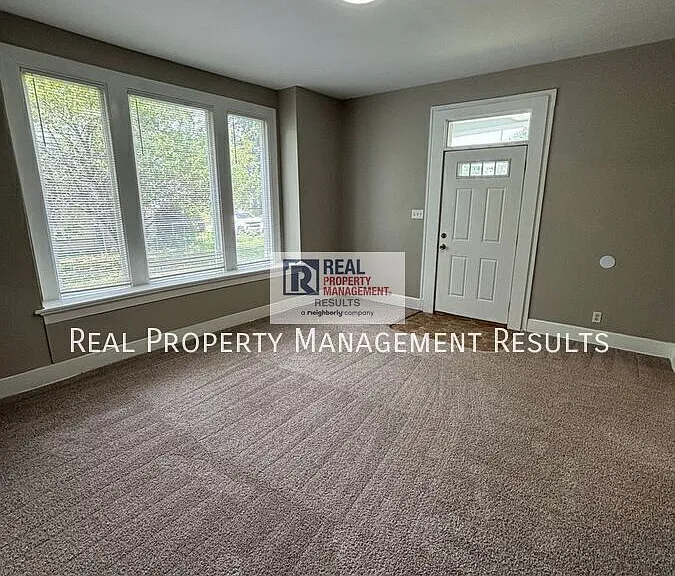 719 E Chandler Ave — Photo 3