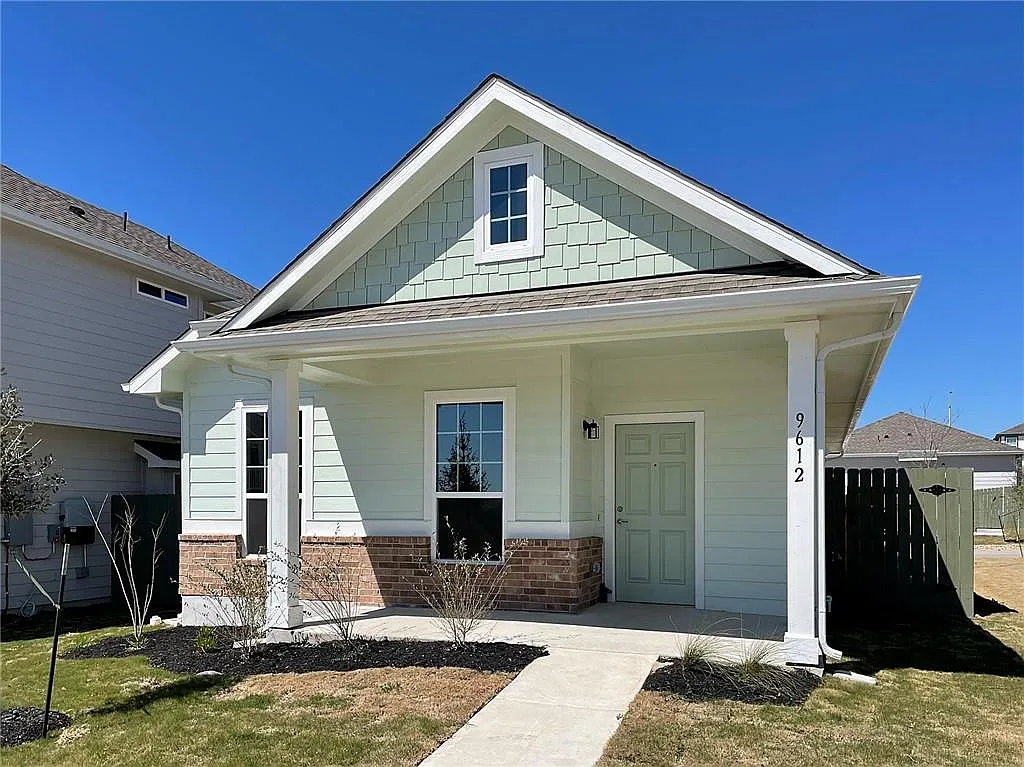 3 bed, 2.0 bath, 1120 sqft, $1,795 — Photo 2