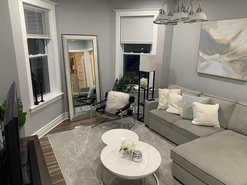 1st image of 1131 W Wellington Ave #2R