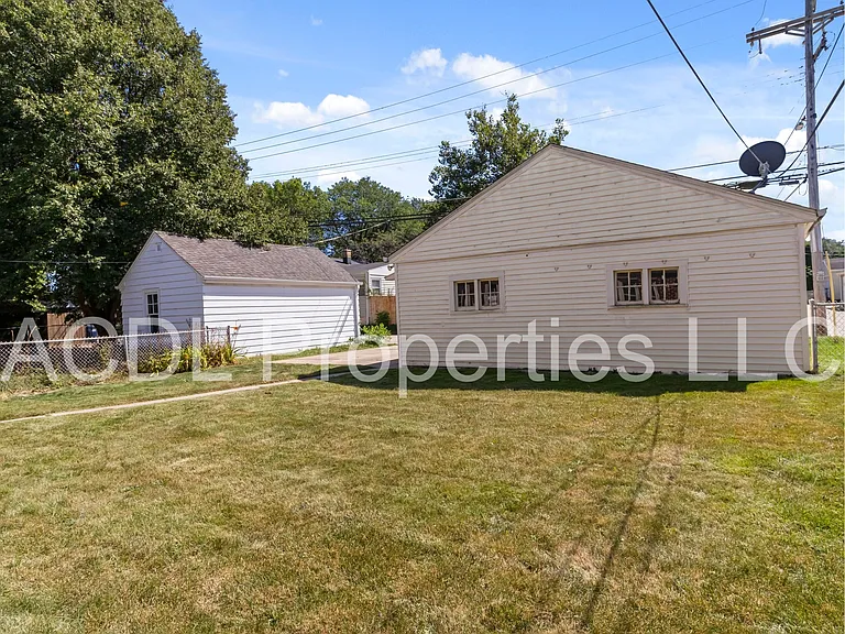 8215 W Burleigh St — Photo 22