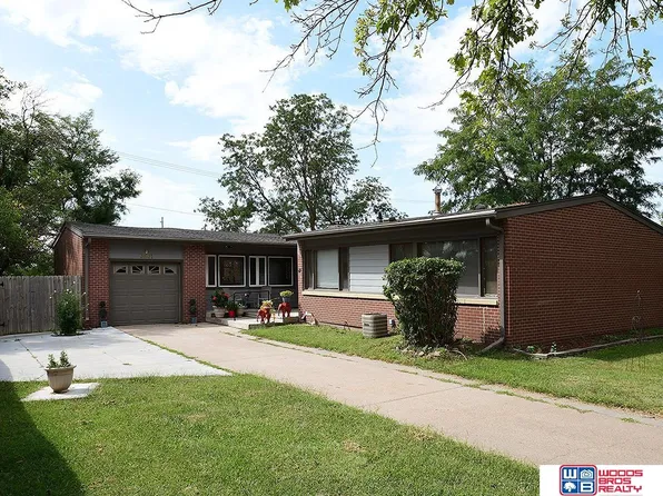 3801 Castle Cir, Lincoln, NE 68524