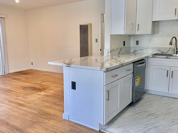 4th image of 1440 S Barrington Ave APT 1
