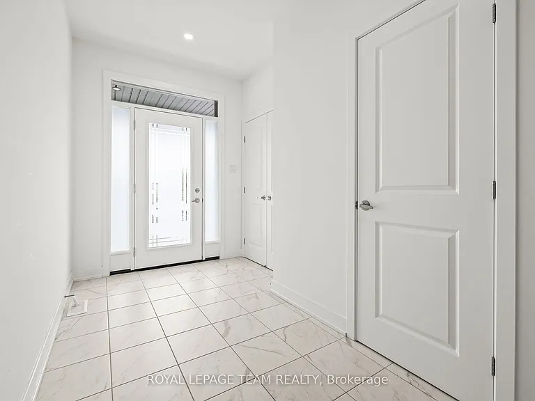 47 Moosonee Cres — Photo 2