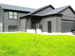 30 8th St NE, Plainview, MN 55964