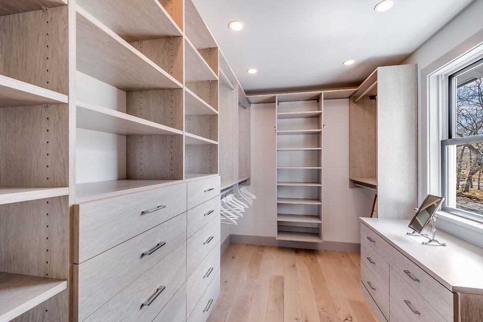  Custom walk-in closet