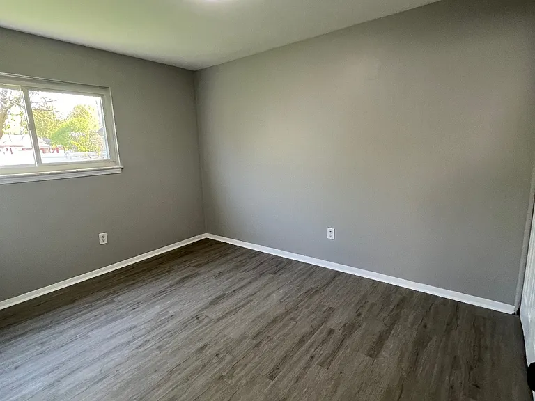 20836 Woodward St — Photo 9