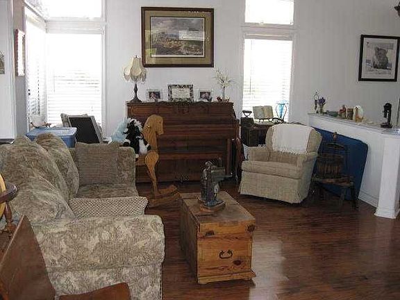 4th image of 1085 Almeria Ct