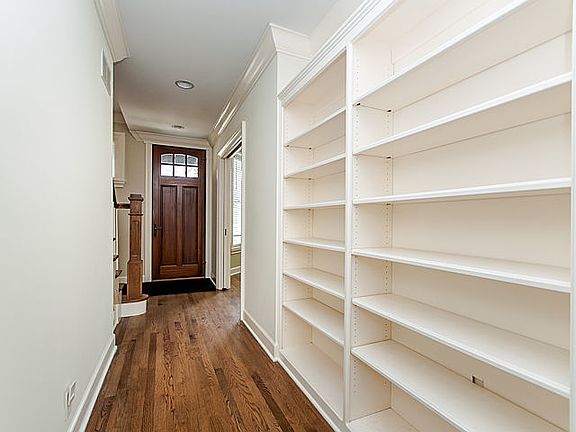 3rd image of 2037 W Waveland Ave