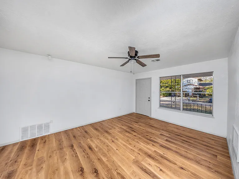 305 NE Angus St — Photo 6