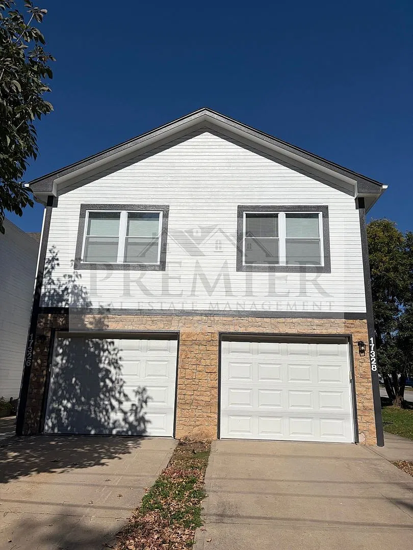17328 E Susquehanna Drive Independence MO // 3 bed / 2.5 bath Rent: $1550 Deposit: $1550 TH singl... — Photo 2
