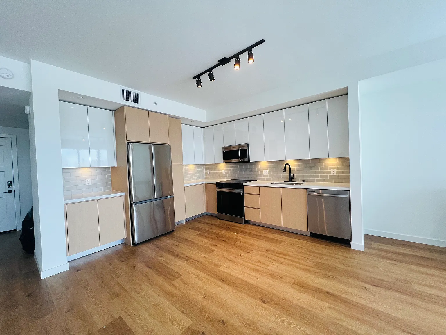 2 bed, 2.5 bath, 1550 sqft, $5,200 — Photo 3