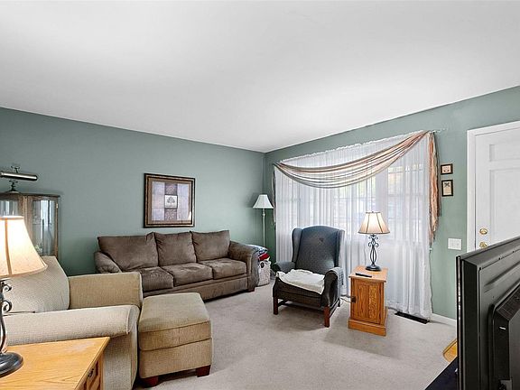 5th image of 1 Sharon Ct